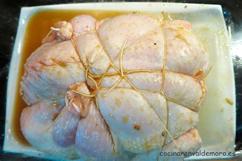 Pavo atado con hilo de cocina