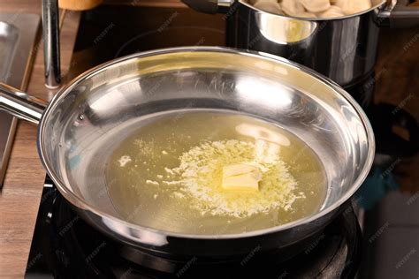 Mantequilla derretida con pimienta en una sartén