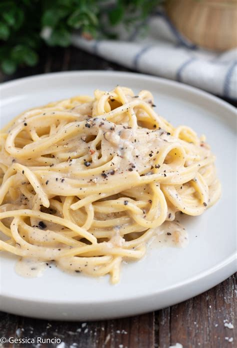 Pasta cacio e pepe cremosa lista para servir