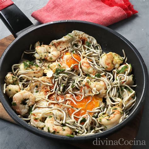 Gulas salteándose en una sartén