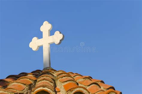 Detalle de una cruz tradicional en el tejado de una barraca
