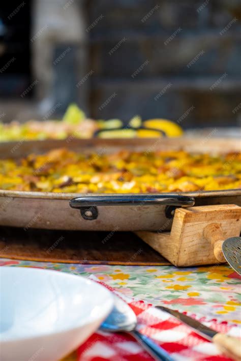 Paella valenciana recién hecha y lista para servir