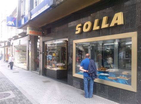 Deliciosas especialidades en el escaparate de Confitería Solla