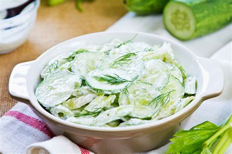 Imagen apetitosa de la ensalada de pepino con yogur y hierbabuena