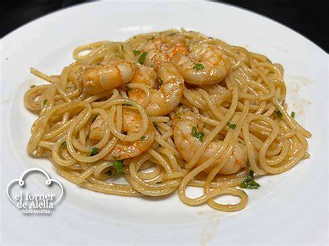 Espaguetis con langostinos al ajillo terminados y listos para servir