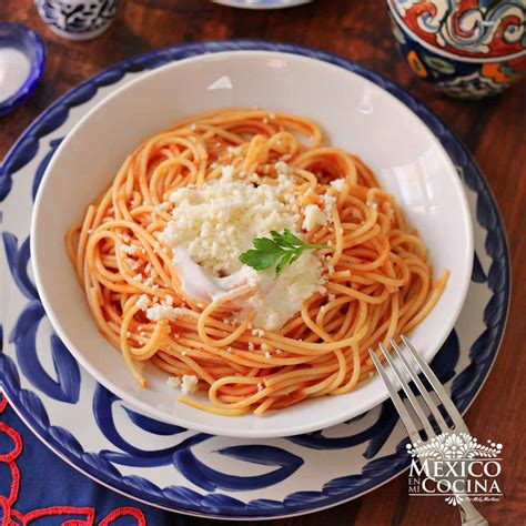 Sopa de espagueti mexicana con queso fresco