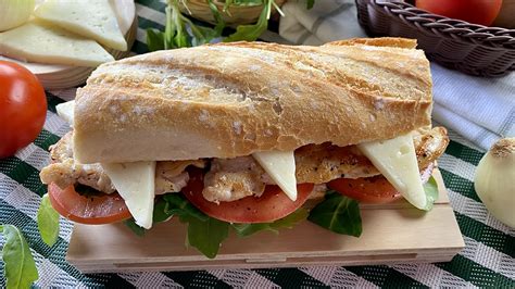 Composición de un bocadillo gourmet de pollo