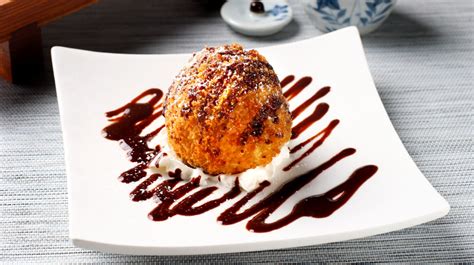 Helado frito de mango con salsa