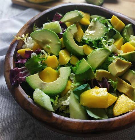 Ensalada de mango, aguacate y cebolla morada