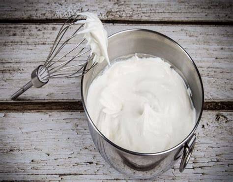 Proceso de batido de claras a punto de nieve