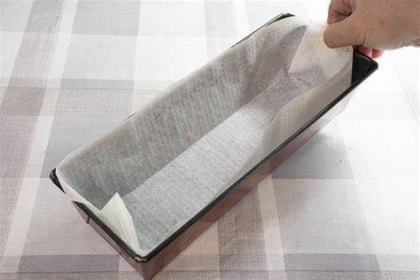 Molde forrado con papel vegetal listo para recibir la masa