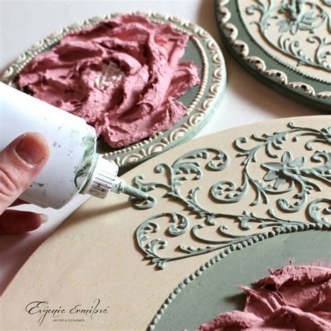 Detalle de aplicación de pasta relieve en una superficie