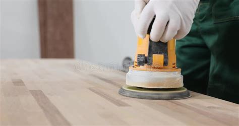 Proceso de lijado de masilla de madera