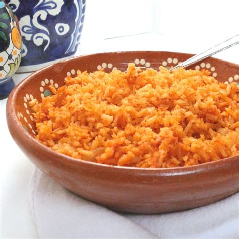 Arroz rojo mexicano recién preparado en un tazón
