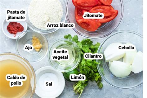 Ingredientes frescos para el arroz rojo: tomates, cilantro y jalapeño