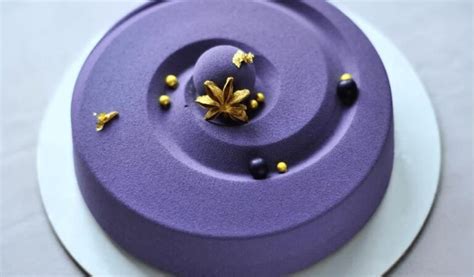 Aplicación de spray efecto terciopelo en una tarta