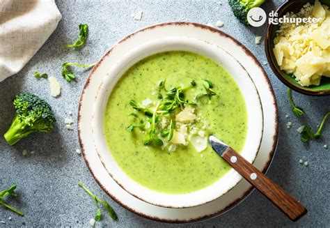 Plato de crema de brócoli servido con queso y picatostes