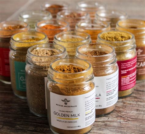 Variedad de especias en boles pequeños para aderezar la coliflor