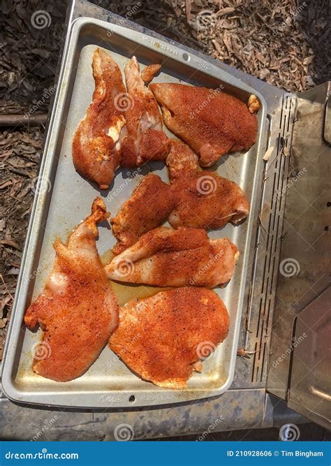 Pollo crudo sazonado listo para la barbacoa