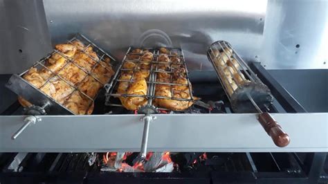 Pollo cocinándose en un asador giratorio