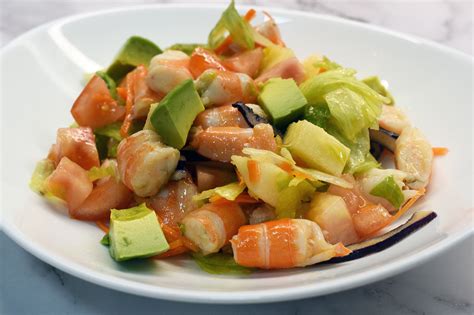 Ensalada gourmet de langostinos con aguacate y manzana servida en un bol