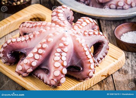 Imagen de pulpo entero crudo