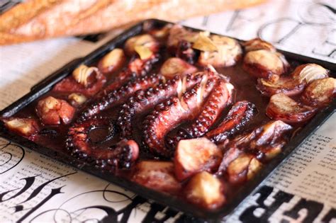 Pulpo asado en bandeja de horno