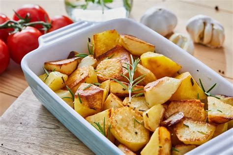 Papas asándose en el horno