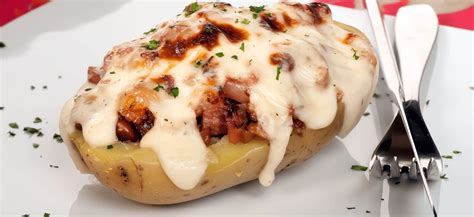 Papas rellenas con queso fundido