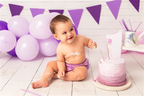 Bebé interactuando con una smash cake en su primer cumpleaños