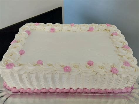 Tarta para bebé decorada con rosetones y círculos de frutas