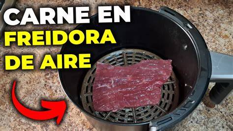 Freidora de aire cocinando carne