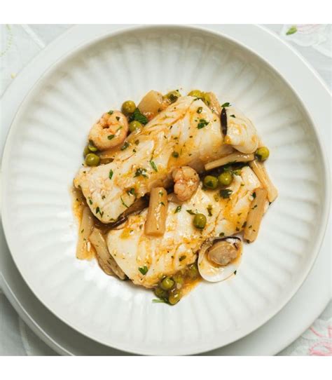 Ingredientes para merluza en salsa de almendras y gambas