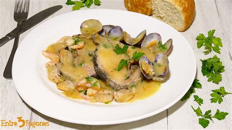 Merluza cocinada en salsa con gambas y almejas
