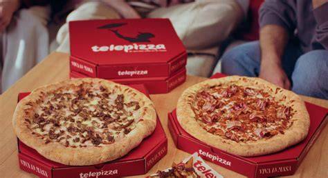 Familia y amigos compartiendo momentos mientras disfrutan de pizzas Telepizza