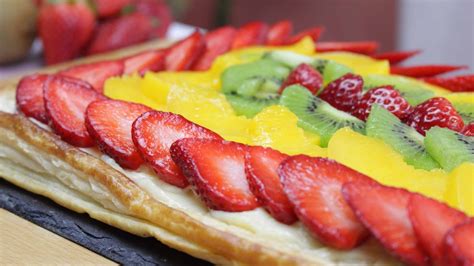 Tarta de hojaldre con crema pastelera y frutas variadas