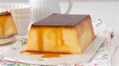 Porción de budín de pan con leche condensada y dulce de leche