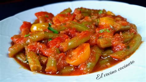 judías verdes mezclándose con salsa de tomate en sartén