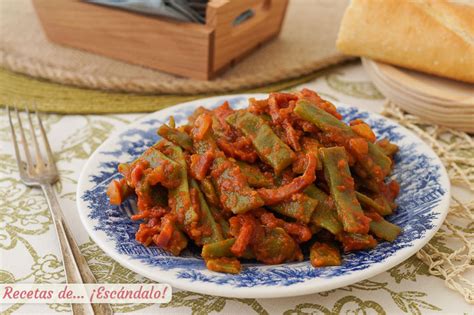 plato servido de judías verdes con tomate y jamón