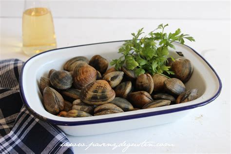 Almejas cocinándose en una sartén con vino blanco