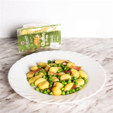 Gnocchi salteados con almejas y brócoli
