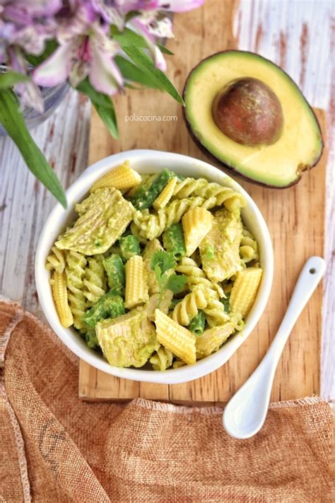 Ensalada de pasta con aguacate