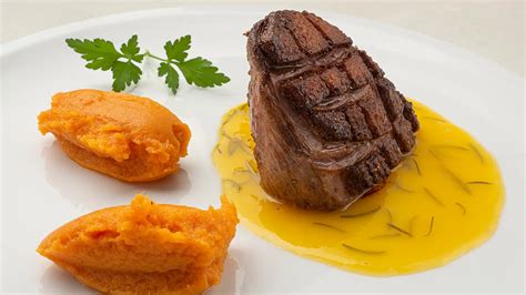 Plato servido de magret de pato con boniato y chutney de ciruelas