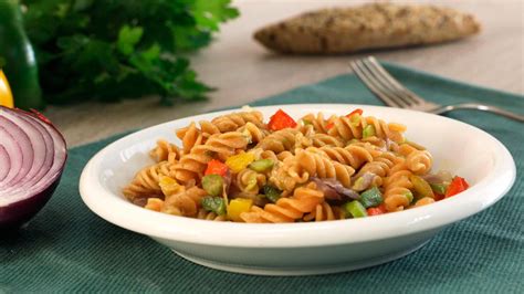 Plato terminado de pasta de lentejas con verduras