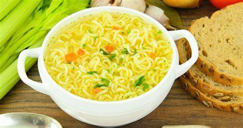 tazón con sopa instantánea preparada