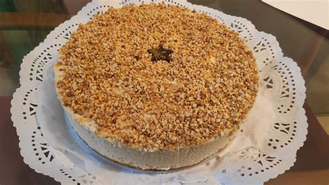 Tarta de turrón tradicional con crocanti de almendras