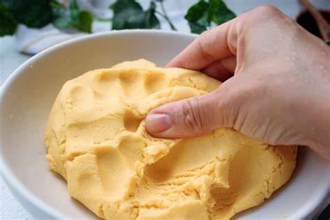 Masa de arepas siendo amasada y porcionada