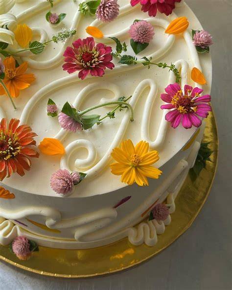 Decoración de pastel con flores cayendo en cascada