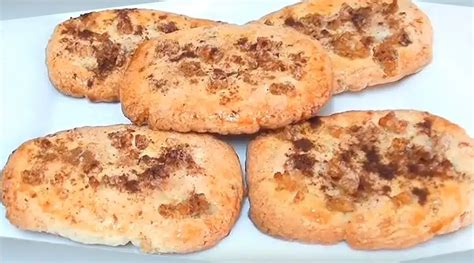 Torta de chicharrones recién horneada y dorada