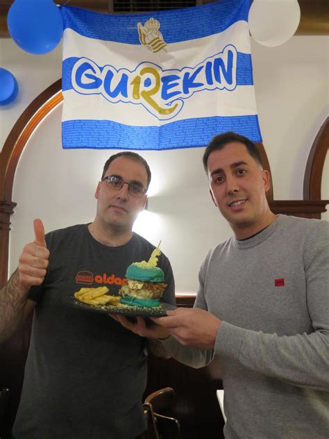 Hermanos Aitor y Ander Larreategi con la hamburguesa Txuri-Urdin